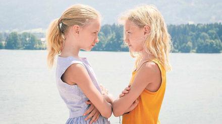 In der Neuverfilmung wurde „Das doppelte Lottchen“ an den Wolfgangsee verlegt. Die schüchterne und verschlossene Lotte (Delphine Lohmann, links), trifft dort auf ihre temperamentvolle Zwillingsschwester Luise (Mia Lohmann).