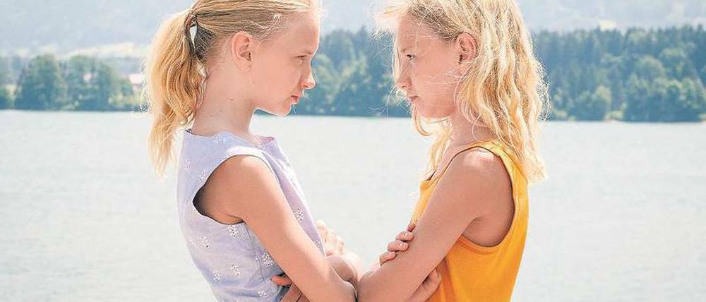 In der Neuverfilmung wurde „Das doppelte Lottchen“ an den Wolfgangsee verlegt. Die schüchterne und verschlossene Lotte (Delphine Lohmann, links), trifft dort auf ihre temperamentvolle Zwillingsschwester Luise (Mia Lohmann).