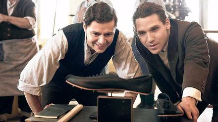 Olympia-tauglich: Adi (Christian Friedel, links) und Rudi Dassler (Hanno Koffler) beliefern das deutsche Leichtathletikteam von 1936.