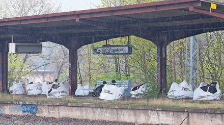 Abgekoppelt. An den oberen Bahnsteigen in der Pirschheide liegen keine Gleise mehr. Jetzt soll die Stahlträgerkonstruktion abgebaut werden, ehe bis 2022 neue Bahnsteige folgen.