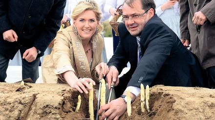 Die neue Beelitzer Spargelkönigin Nicole Hahn mit Brandenburgs Agrarminister Jörg Vogelsänger (SPD).