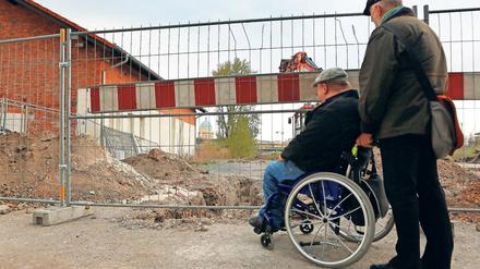 Über diesen Uferweg an der Speicherstadt konnte Thomas Lehmann bisher allein nach Hause fahren, wenn er seine Eltern besucht hatte. Seit der Weg gesperrt ist, muss er eine umständliche Umleitung fahren – die er nicht mehr allein bewältigt.
