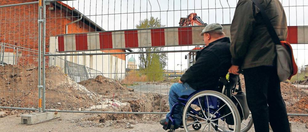 Über diesen Uferweg an der Speicherstadt konnte Thomas Lehmann bisher allein nach Hause fahren, wenn er seine Eltern besucht hatte. Seit der Weg gesperrt ist, muss er eine umständliche Umleitung fahren – die er nicht mehr allein bewältigt.