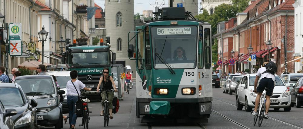 Zu wenig Platz und wichtige Innenstadt-Halte sind immer noch nicht barrierefrei: Menschen mit Behinderung klagen in Potsdam über Probleme im Nahverkehr.