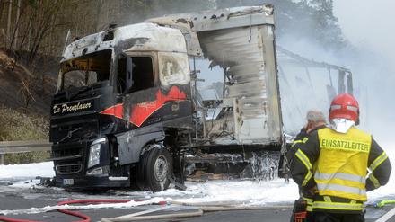 Ein 55 Jahre alter Fahrer hatte offenbar im dichten Verkehr der A10 am Montag ein Stauende übersehen und ist fast ungebremst in einen haltenden Sattelzug gekracht.