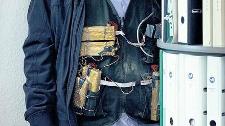 Ganz ruhig! Der Konvertit Muhammad Hövermann (Felix Vörtler) hat sich in der Bank verschanzt – mit einem Sprengstoffgürtel.