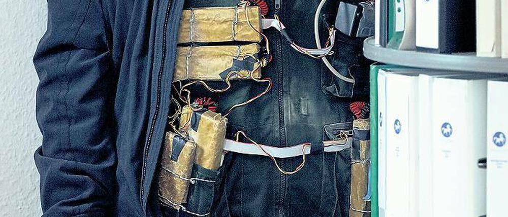 Ganz ruhig! Der Konvertit Muhammad Hövermann (Felix Vörtler) hat sich in der Bank verschanzt – mit einem Sprengstoffgürtel.