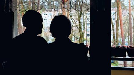 Schauen in dieselbe Richtung. Sabine und ihr Mann Seite an Seite in ihrer gemeinsamen Wohnung. Dass es jetzt so ist, war nicht selbstverständlich, ihr Mann war Alkoholiker.