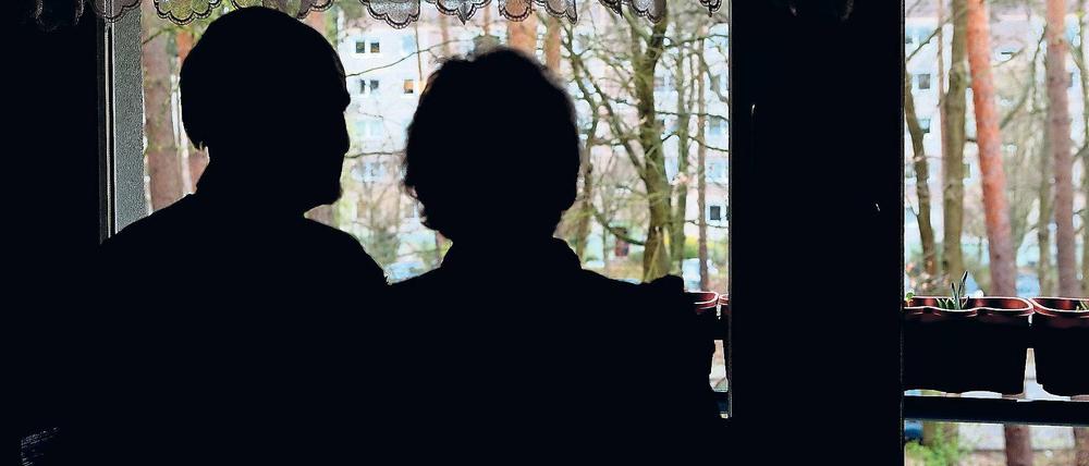 Schauen in dieselbe Richtung. Sabine und ihr Mann Seite an Seite in ihrer gemeinsamen Wohnung. Dass es jetzt so ist, war nicht selbstverständlich, ihr Mann war Alkoholiker.