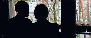 Schauen in dieselbe Richtung. Sabine und ihr Mann Seite an Seite in ihrer gemeinsamen Wohnung. Dass es jetzt so ist, war nicht selbstverständlich, ihr Mann war Alkoholiker.