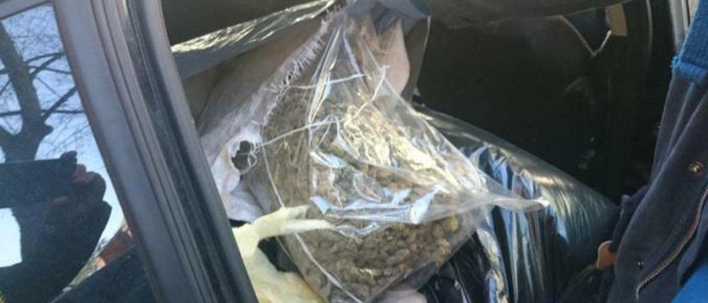 138 Kilo Marihuana sichergestellt: Die Brandenburger Polizei und der Zoll haben ein Drogen-Depot ausgehoben.