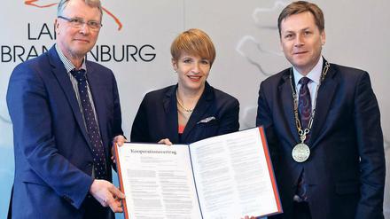 Der Institutsdirektor des Hasso Plattner Institutes Christoph Meinel, die brandenburgische Wissenschaftsministerin Martina Münch (SPD) und der Präsident der Universität Potsdam, Oliver Günther (l-r) mit dem Kooperationsvertrag.