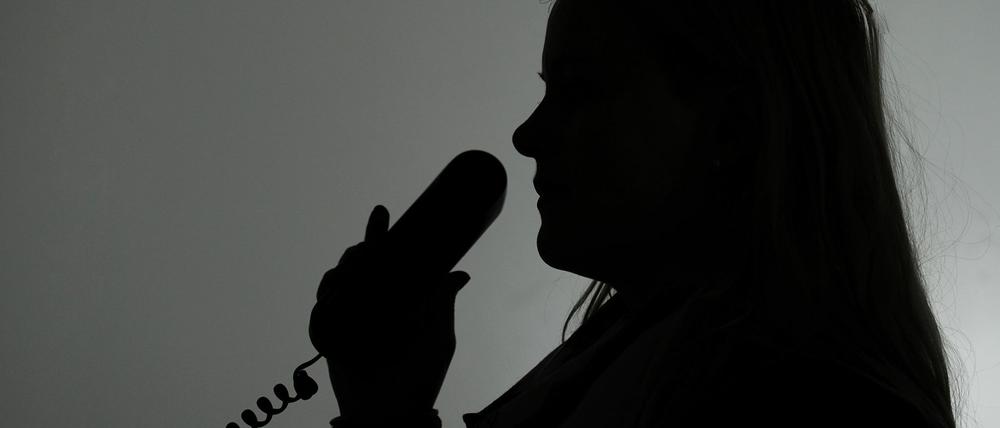 Betrug am Telefon: Anruferinnen gaben sich als Familienmitglieder aus, die größere Summen Bargeld brauchten.