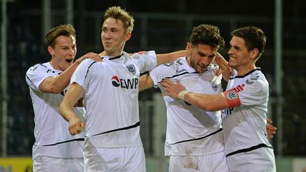Siegtorjubel. SVB-Mittelfeldspieler Leonard Koch (2.v.l.) erzielte gegen den Berliner AK den entscheidenden Treffer und wurde dafür von seinen Kollegen gefeiert.
