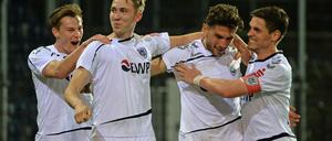 Siegtorjubel. SVB-Mittelfeldspieler Leonard Koch (2.v.l.) erzielte gegen den Berliner AK den entscheidenden Treffer und wurde dafür von seinen Kollegen gefeiert.