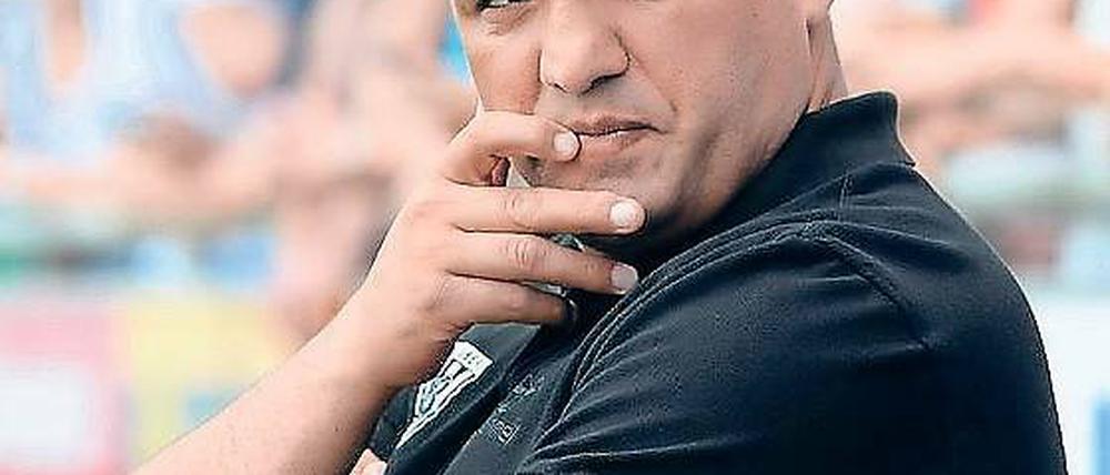 Nachdenklich. Coach Cem Efe überlegt sich, ob er weiter beim SV Babelsberg 03 bleibt oder ein neues Abenteuer wagt.