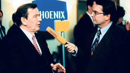 Kinderkrankheiten. Als Phoenix-Moderator Alfred Schier 1998 den damaligen Kanzlerkandidaten Gerhard Schröder (links) interviewte, war die Aufschrift auf dem Mikrofon nur richtig zu lesen, wenn der Gesprächspartner rechts stand.