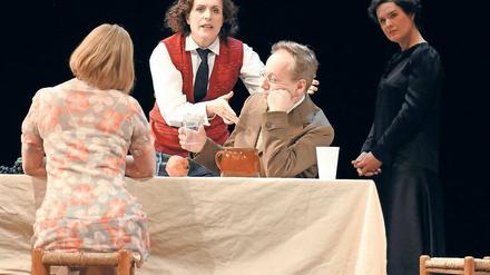 Nachspiel. Nina Gummich (Lise Henkel), Marianna Linden (Lotte Laserstein), Philipp Mauritz (Ernst Rose), Meike Finck (Traute Rose, v.l.) in „Der Abend über Potsdam“.