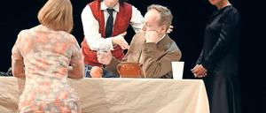 Nachspiel. Nina Gummich (Lise Henkel), Marianna Linden (Lotte Laserstein), Philipp Mauritz (Ernst Rose), Meike Finck (Traute Rose, v.l.) in „Der Abend über Potsdam“.