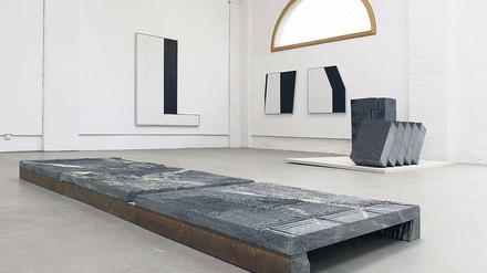 In der Tradition konkreter Kunst. Die skulpturalen Arbeiten von Dagmar Weissinger korrespondieren im Kunstraum mit der Malerei des Berliners Klaus J. Schoen.