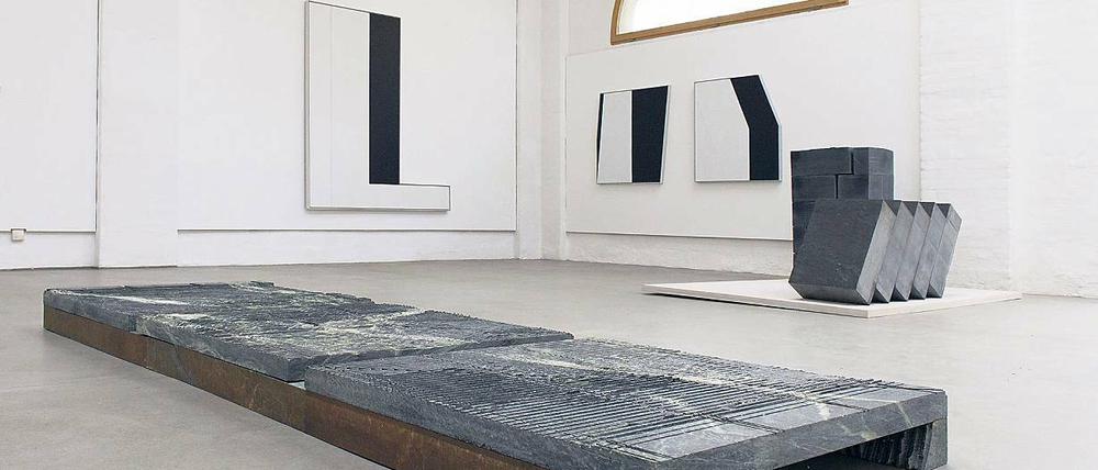 In der Tradition konkreter Kunst. Die skulpturalen Arbeiten von Dagmar Weissinger korrespondieren im Kunstraum mit der Malerei des Berliners Klaus J. Schoen.