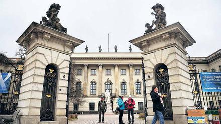 Schmuck. Die Humboldt-Universität mit den Attika-Figuren.