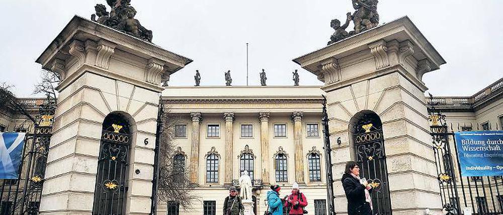 Schmuck. Die Humboldt-Universität mit den Attika-Figuren.