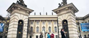 Schmuck. Die Humboldt-Universität mit den Attika-Figuren.