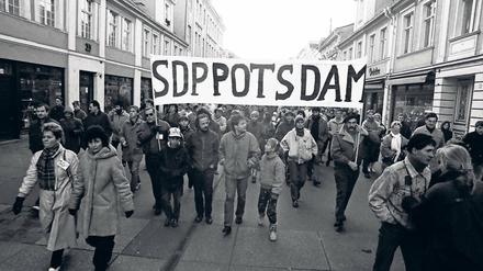 Wendeproteste. Anhänger der Sozialdemokratischen Partei (SDP) demonstrierten 1989 in der Brandenburger Straße.