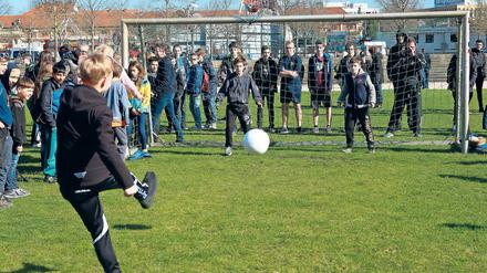 Viele Tore, volle Teller. Im Potsdamer Lustgarten schossen am Donnerstag nicht nur 1300 Kinder viele Tore, sondern auch Oberbürgermeister Jann Jakobs. Pro Tor werden zehn Kilogramm Lebensmittel an die Tafel gespendet, die damit Bedürftige versorgt.