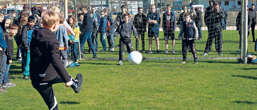 Viele Tore, volle Teller. Im Potsdamer Lustgarten schossen am Donnerstag nicht nur 1300 Kinder viele Tore, sondern auch Oberbürgermeister Jann Jakobs. Pro Tor werden zehn Kilogramm Lebensmittel an die Tafel gespendet, die damit Bedürftige versorgt.