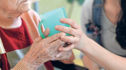 Auf Hilfe angewiesen. Immer weniger junge Menschen haben Interesse an einem Pflegeberuf. Dabei steigt der Bedarf stetig. Schätzungen zufolge werden bis zum Jahr 2030 bis zu 17 800 neue Pflegekräfte allein für die ambulante Pflege im Land gebraucht.