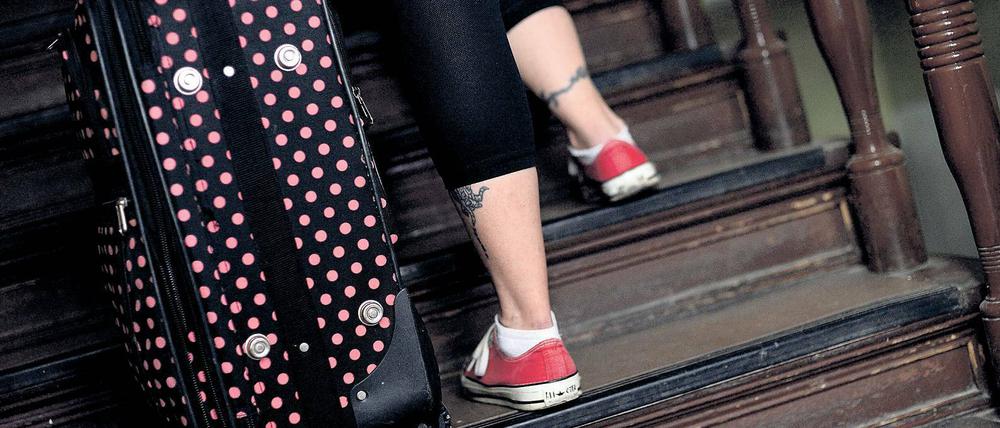 Halb leer oder halb voll? Das Oberverwaltungsgericht hatte am Donnerstag das Berliner Zweckentfremdungsverbot für teilweise verfassungswidrig erklärt. Berlins Stadtentwicklungssenatorin Katrin Lompscher dagegen meint, das Gericht hätte das Gesetz gegen Ferienwohnungen in Teilen bestätigt.