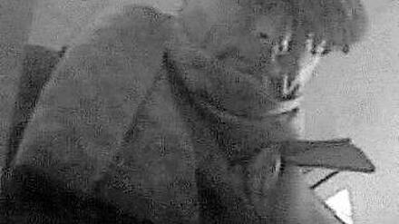 Der Gesuchte. Mit einer gestohlenen EC-Karte wurde Geld abgehoben.