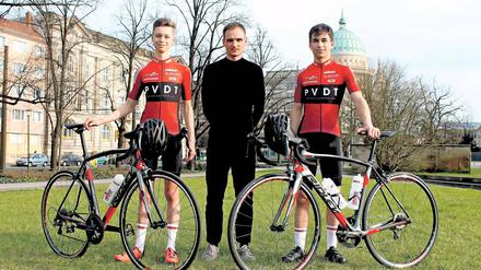 Er kurbelt etwas an. Der ehemalige Radsportprofi Paul Voß (Mitte) hat sein „Paul Voss Development Team“ für Junioren in Potsdam angesiedelt. Seine Talente Pepe Voß (r.) und Jost Zankel fahren demnächst in der Junioren-Bundesliga.