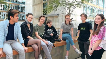 Jury-Teens. Schauspielerin Lea van Acken (2.v.l.) und Arved Friese (3.v.l.) mit anderen Jugendlichen an der Filmuni.