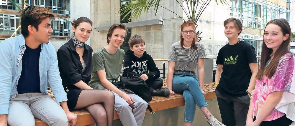Jury-Teens. Schauspielerin Lea van Acken (2.v.l.) und Arved Friese (3.v.l.) mit anderen Jugendlichen an der Filmuni.