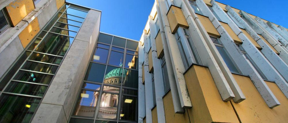 Das FH-Gebäude am Alten Markt soll abgerissen werden. Mit dem Bürgerbegehren soll dies verhindert werden.