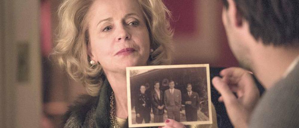 Von der Geschichte eingeholt. Marlene Laim (Gisela Schneeberger), die Mutter des Kommissars, redet nicht gerne darüber, wie die Familie zu Wohlstand kam.