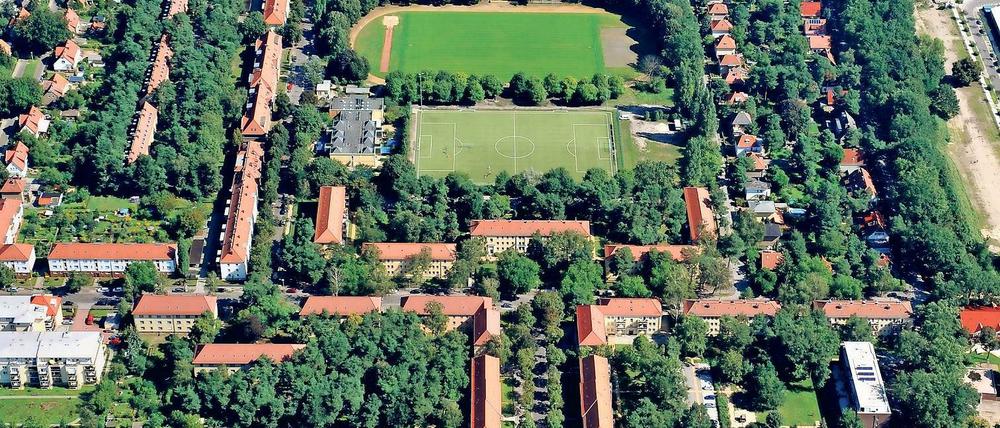 Bald nur noch einer. Der Naturrasenplatz (hier oben im Bild) soll für die Grundschule weichen, der Kunstrasenplatz hingegen bestehen bleiben. Für manche fällt damit der beste Sportplatz der Stadt weg.