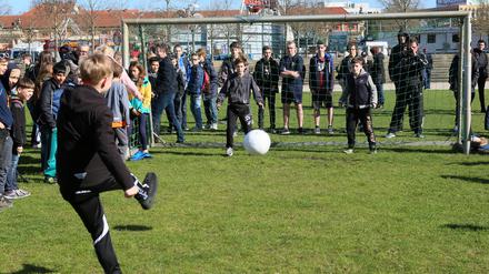 Im Potsdamer Lustgarten schossen am Donnerstag nicht nur 1300 Kinder viele Tore, sondern auch Oberbürgermeister Jann Jakobs. Pro Tor werden zehn Kilogramm Lebensmittel an die Tafel gespendet, die damit Bedürftige versorgt.