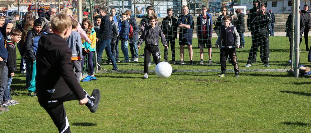 Im Potsdamer Lustgarten schossen am Donnerstag nicht nur 1300 Kinder viele Tore, sondern auch Oberbürgermeister Jann Jakobs. Pro Tor werden zehn Kilogramm Lebensmittel an die Tafel gespendet, die damit Bedürftige versorgt.