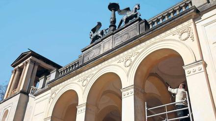 Rundbogen wieder trocken. Der westliche Eingangsbereich des Belvedere wird gestrichen – es ist der letzte Schritt einer Feuchtigkeitssanierung.