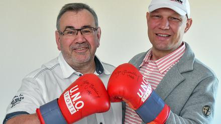 Für den guten Zweck: Kriminaloberkommissar Lutz Boltz (l.) und Ex-Boxer Axel Schulz zeigten Boxhandschuhe, die von der Box-Legende Max Schmeling signiert sind.
