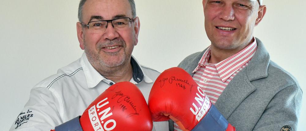 Für den guten Zweck: Kriminaloberkommissar Lutz Boltz (l.) und Ex-Boxer Axel Schulz zeigten Boxhandschuhe, die von der Box-Legende Max Schmeling signiert sind.