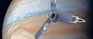 Raumsonde Juno vor Jupiter. Der größte Planet des Sonnensystems ist im April am Abendhimmel gut zu sehen. Oder bei der „Planetenreise“ im Urania-Planetarium.