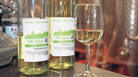 Zum Wohl. Winzer M. Lindicke hat einen Jubiläumswein aufgelegt.