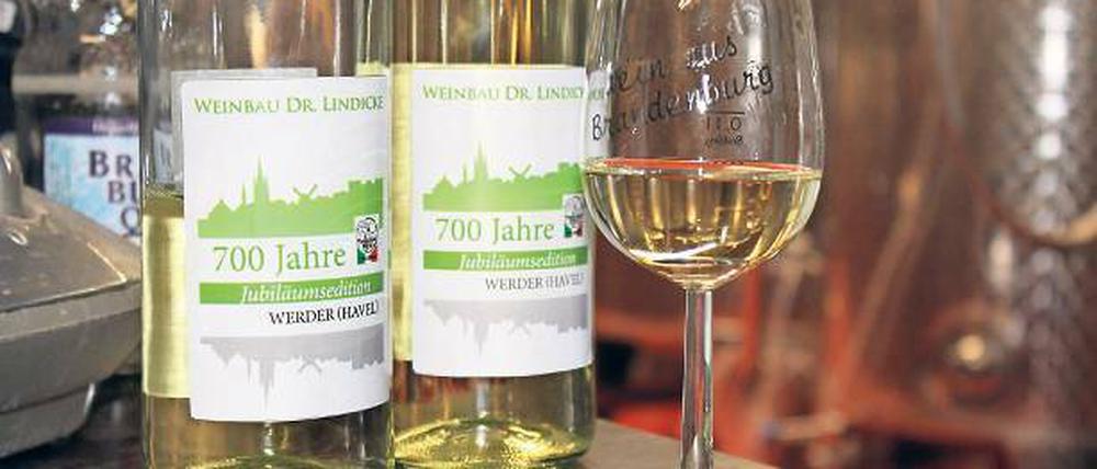 Zum Wohl. Winzer M. Lindicke hat einen Jubiläumswein aufgelegt.