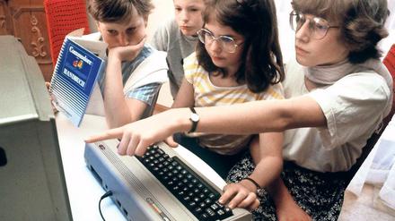 Die anfängliche Angst vor den Computern ebbte ausgerechnet im Orwell-Jahr 1984 wieder ab. Nun zogen Computer in die Kinder- und Arbeitszimmer ein, allen voran der Commodore C64 (Foto). Damit galten sie nicht mehr nur als Werkzeuge des Staates. Die Geschichte der Digitalisierung hat eine Forschergruppe am ZZF untersucht.