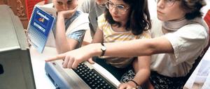 Die anfängliche Angst vor den Computern ebbte ausgerechnet im Orwell-Jahr 1984 wieder ab. Nun zogen Computer in die Kinder- und Arbeitszimmer ein, allen voran der Commodore C64 (Foto). Damit galten sie nicht mehr nur als Werkzeuge des Staates. Die Geschichte der Digitalisierung hat eine Forschergruppe am ZZF untersucht.